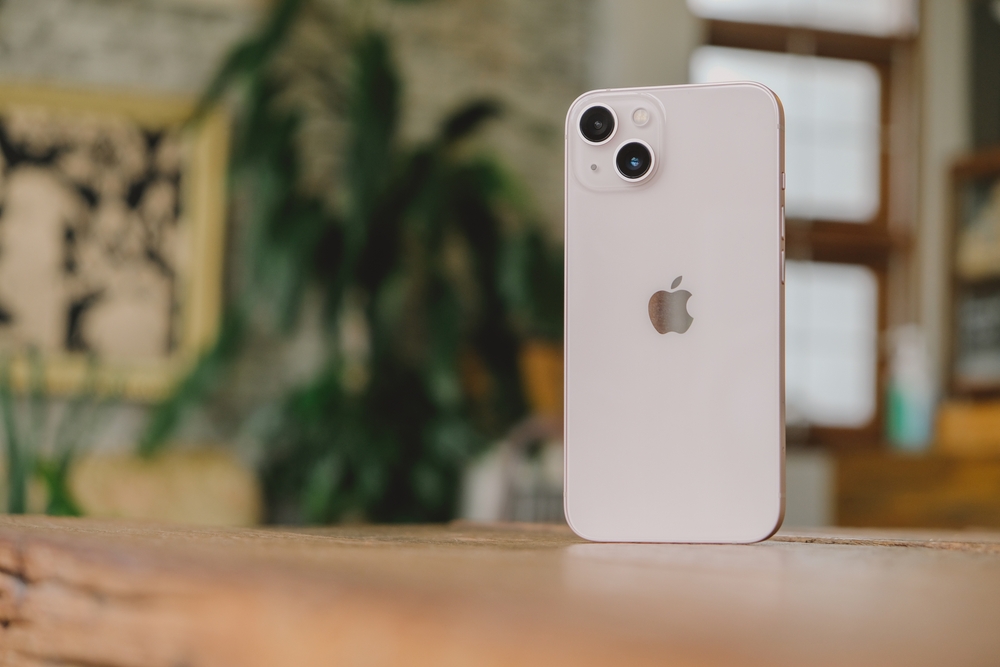 Precomandă iPhone 13: Nu-l găsești pe stoc nicăieri? Probabil mai ai de așteptat mult până să-l primești. Află de ce!