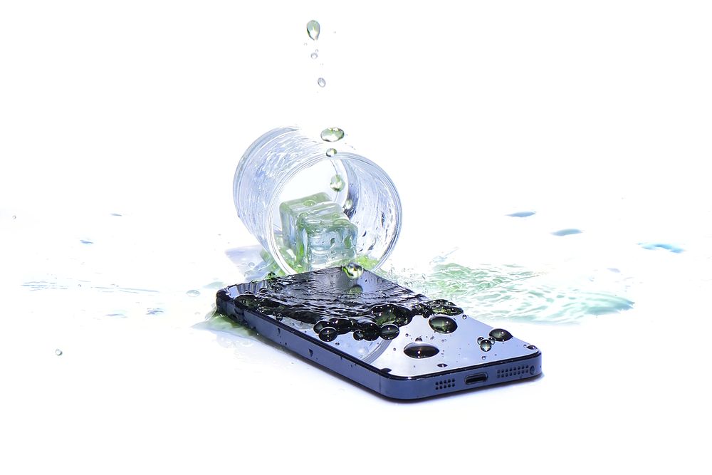 Cum poți testa dacă telefonul tău este rezistent la apă fără să-l introduci în lichid?