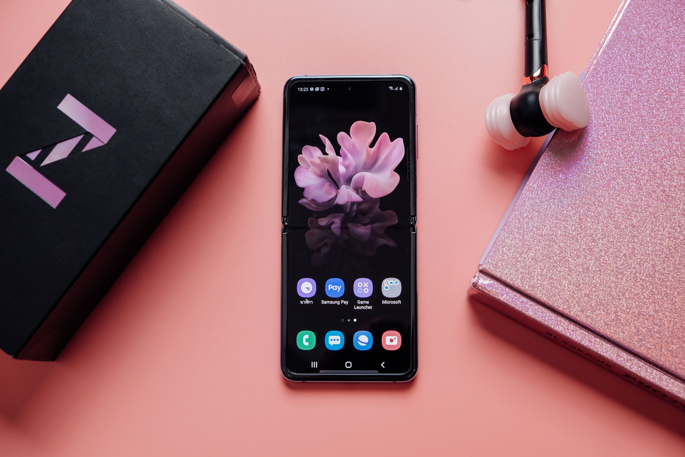 Samsung Galaxy Z Flip 4 va avea ecranul și bateria mai mari
